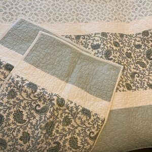 Elegant Paisley Quilt Set in Blue and Cream